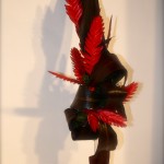 Elégance : composition avec une seule variété de feuilles et une de fleurs. Ici cordyline et Tillandsia.