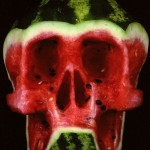Pastèque sculptée par Dimitri Tsykalov. Pour halloween, ce sont les citrouilles qui sont transformées en épouvantails.