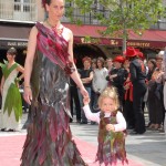 Robes en feuilles de Cordyline. Grandes feuilles pour la taile et les hanches, plus petites et plus colorées pour haut et bas de la robe.