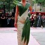 Cette robe est faite avec 650 feuilles d'Eleagnus collées à l'envers.Les feuilles de Curculigo finissent la décoration.