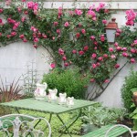 Patricia Legendre vend des salons de jardin en fer forgé, tables et chaises pliantes.