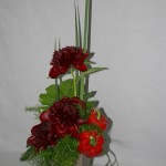 Pivoines et poivrons, feuilles d'aralia, d'iris et asparagus sprengeri.