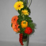 Bouquet de gerberas et poivrons aux couleurs estivales.