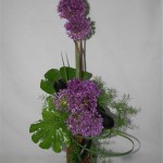 Alliums et aubergines: les feuilles d'aralia ont été découpées pour une meilleure tenue.