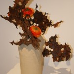 Feuilles de métal rouillé et renoncules. Composition d'Odile Carton pour l'exposition Ikebana Sogetsu en 2010.