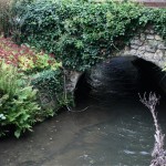 Ponts et lavoirs se succèdent au fil de la promenade.