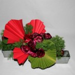 Palmes et renoncules : deux jardinières pour un seul bouquet.