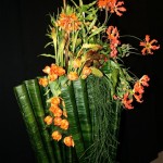 Support réalisé en feuilles d'aspidistras, technique utilisée à Boston par M.Luce Paris.Ici avec des fritillaires, des tulipes et des gloriosas.