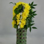 Bouquet Janus : vert et jaune devant le bouquet est garni de fleurs roses de l'autre côté.