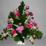 Généreux et opulent, ce bouquet s'inscrit dans la tradition de l'art floral, ses proportions sont assez srictes.
