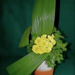  Chrysanthèmes jaunes et jeu simplifié de feuilles pour ce bouquet d'un premier cours d'art floral.