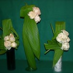 Les 3 bouquets sont composés de 3 feuilles et de pivoines blanches.