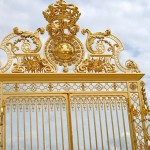 Grille du château de Versailles avec la fleur royale : iris ou lys ?