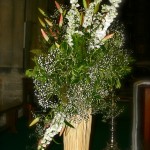 Bouquets dans des fagots d'osier de chaque côté de l'autel.
