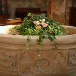 La cuve baptismale décorée d'une corbeille de lierre qui  est un symbole d'amour éternel et de fidélité.