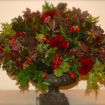 Bouquet boule: baies, fruits sauvages, feuillages et fleurs en petite quantité : dahlias et sedum.