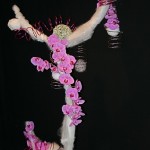 Grand mobile couleur de neige, phalaenopsis rose et spirales de fil à bonsaï. A.A.F.M., Rueil-Malmaison.