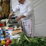Erik Maillard, membre de l'académie culinaire de France, cuisine les légumes du marché de Chaville.
