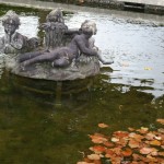Lumière d'automne sur un bassin du jardin Français. Louis xv a étendu le domaine du Grand Trianon et en a confirmé la vocation scientifique .
