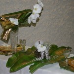 Idée de décor exotique de Nöel : feuilles de bananier et fleurons de Phalaenopsis