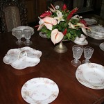 Dans le domaine Eurêka, propriété créole de la famille Le Clézio, un bouquet rond de fleurs exotiques sur la table dressée dans la grande salle à manger. 