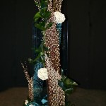 Bleu : travail de chatons de saule, hortensias blancs et feuilles d'anthurium par Ryuko Morita.