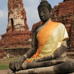 Le Bouddha a recommandé la teinture des étoffes en safran . Ruines d'un temple à  Ayuthaya, ancienne capitale royale de Thaïlande