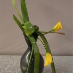 Mêmes végétaux, élégant travail de feuilles sur un vase pichet.