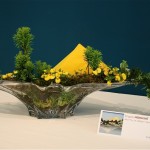 D'après Hokusaï : Le Mont Fuji . Calcéolaires jaunes, mousse des bois et mousse oasis jaune.Evelyne Rosenberg