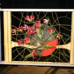 Ce concurrent japonais a travaillé des Gloriosa superba dans un cadre en bois.