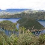 Les deux ilots de la laguna Cuicocha dans le profond cratère du volcan.Dans la sierra du nord,  à environ 3400m , les bords du cratère offrent une flore variée.
