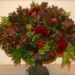 Bouquet rond composé de chêne d'amérique rouge et vert, dahlias pourpres sédums et baies.