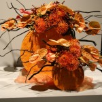Anthuriums, protées,roses et saule tortueux. Concours 2011 à Boston, Jean Warren, Royaume Uni 
