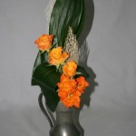 Roses et pichet en étain : ce type de bouquet est adapté à n'importe quel vase haut.