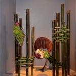 Des piliers en bambous pour un jardin composé de pivoines, arums et chrysanthèmes verts.