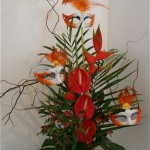 Des anthuriums rouge vif et un gros héliconia pour une composition flamboyante.