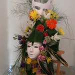 Grande composition flamboyante et carnavalesque avec masques ou loups fleuris.