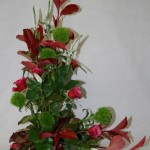 Bouquet vert et rouge : oeillets de poète verts et roses rouges.