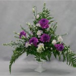  Un bouquet classique gagne à être construit dans un vase medicis, ou un contenant sur pied.