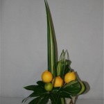 Des palmes ou ici des feuilles d'Aralia entières ou découpées, composent le 3ème élément du bouquet.