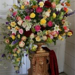 Grand bouquet classique dans la galerie de la salle des fêtes de l'hôtel de ville de Versailles réalisé par Maryvonne Douillard.