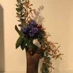 Les branches d'eucalyptus sont accompagnées d'orchidées Oncidium de la couleur du  vase.  Cannes 2008.