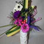 Rose et violet pour un bouquet sur le thème du Mardi Gras  avec pailles et boulettes de papier.