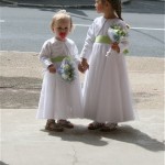 Très fières de leurs bouquets, les fillettes attendent la mariée sur le perron de l'église.