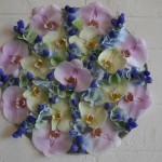 La composition évoquant le vitrail est réalisée en fleurons d'orchidées, campanules et hortensias.