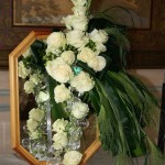 Le bouquet devait être composé tout en verre et vert devant un miroir.