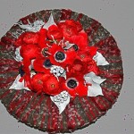 Posée sur un récipient contenant de la mousse florale la couronne sert de décor au bouquet.