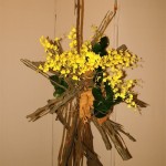 Bouquet d'accueil : orchidées oncidium sur un faisceau de stipes de fougères arborescentes.