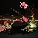 Moribana incliné : ce style d'arrangement a un caractère universel qui permet de mettre en valeur n'importe quelle fleur ou plante.
