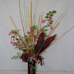 Branches fleuries de groseillers à fleurs et cornouiller pour un bouquet de végétaux de jardin.
